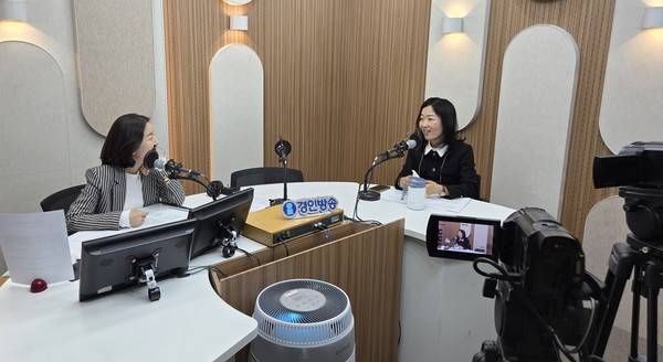 서경란 IBK기업은행 경제연구소 소장(오른쪽)과 박주언 앵커 2026.05.08. [사진 = 시사뉴스팀]