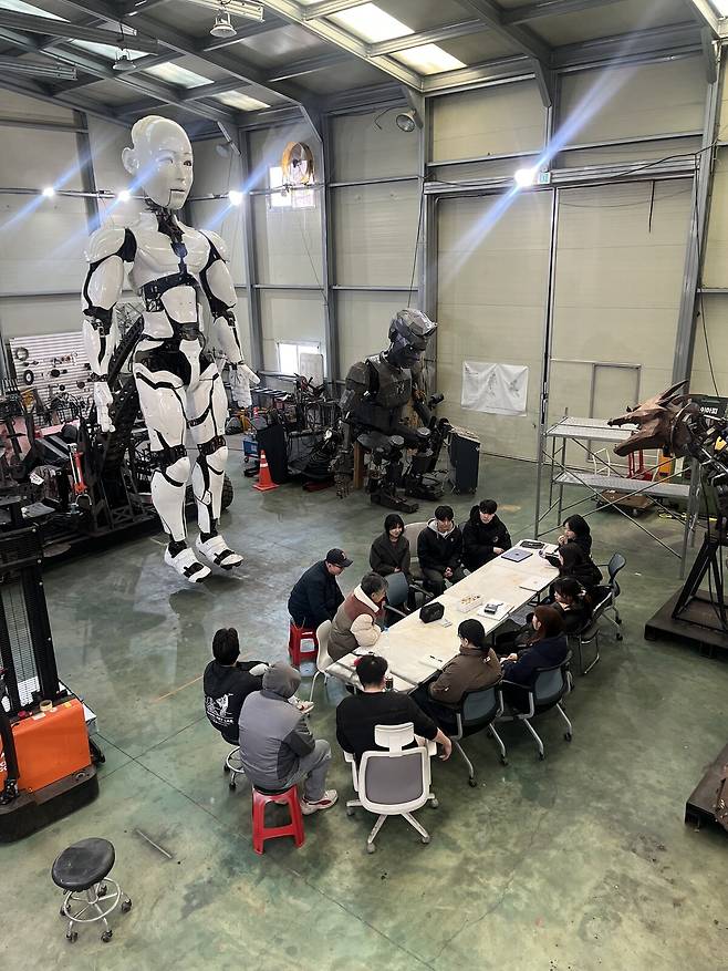 지난 1월 진행된 포항문화재단 ‘Machine Art Lab 워크숍’ 모습. 청년들이 예술과 기술의 경계를 허무는 창작 과정을 직접 경험하고 있다. /포항문화재단 제공