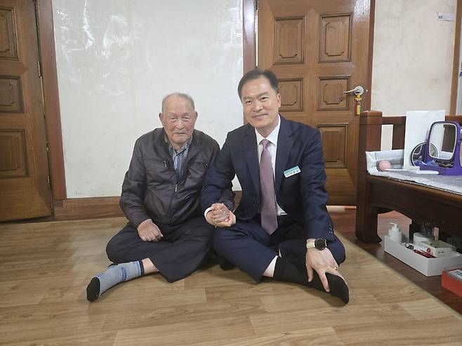 이동신 울릉교육장(오른쪽)이 지난 8일, 제54회 어버이날을 맞아 독도의용수비대 생존 대원 정원도 옹의 자택을 방문해 손을 맞잡고 감사의 마음을 전하고 있다. /울릉교육청 제공
