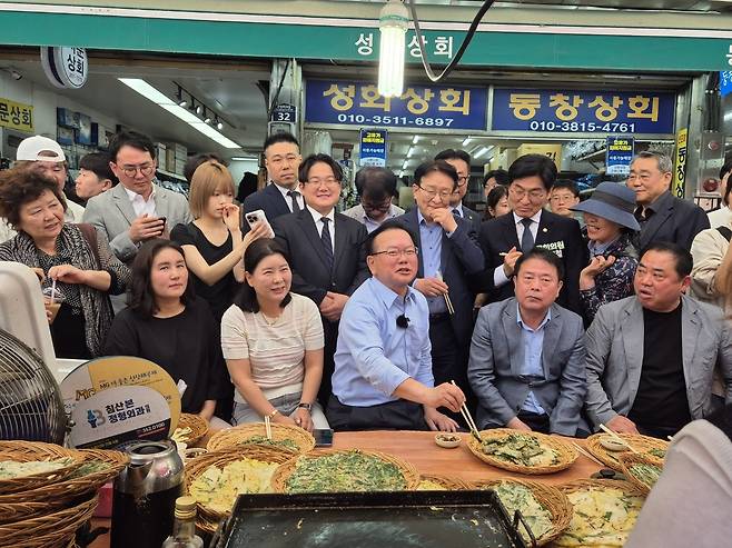 9일 대구 중구 서문시장을 방문한 더불어민주당 김부겸 대구시장 예비후보가 부침개 가게 상인과 대화를 나누고 있다. /장은희기자