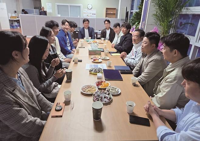 ▲ 최기문 영천시장 예비후보가 7일 선거사무소에서 지역 청년 창업가들과 간담회를 가지고 있다. 최기문 캠프 제공