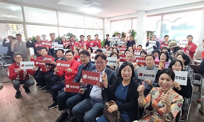 ▲ 정세현 국민의힘 경북도의원 제2선거구(도량·선주원남동) 예비후보 선거사무소 개소식을 찾은 지지자들이 화이팅을 외치고 있다. 이봉한기자