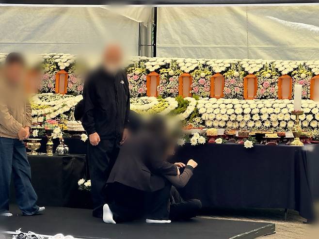14명이 숨진 '안전공업 화재 참사'의 유족이 9일 오전 대전 대덕구 문평동 문평근린공원에서 열린 추모식 중 오열하고 있다. 사진=뉴시스