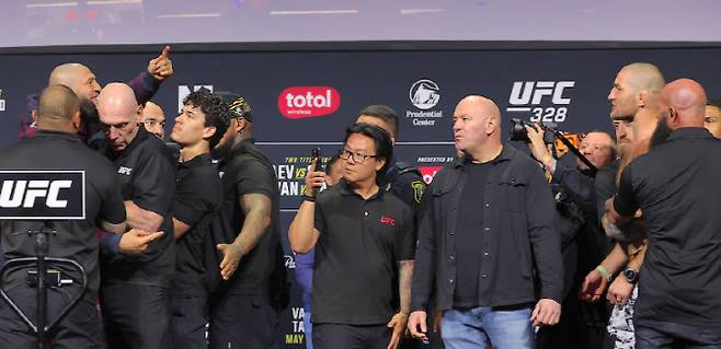 UFC 미들급 챔피언 함자트 치마예프(왼쪽)와 도전자 션 스트릭랜드가 공식 계체에서 서로 신경전을 벌이고 있다. 사진=UFC