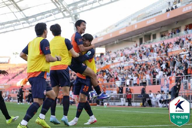 김준하(제주)가 득점 후 선수들과 기쁨을 나누고 있다. 사진=한국프로축구연맹