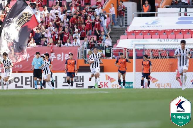 만회 골을 넣은 후이즈(서울)가 경기 재개를 서두르고 있다. 사진=한국프로축구연맹