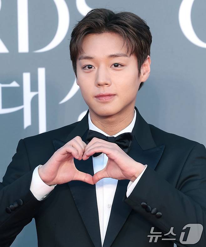 배우 박지훈이 8일 서울 강남구 코엑스에서 열린 ‘제62회 백상예술대상’ 레드카펫 행사에 참석해 포즈를 취하고 있다. 2026.5.8 ⓒ 뉴스1 권현진 기자