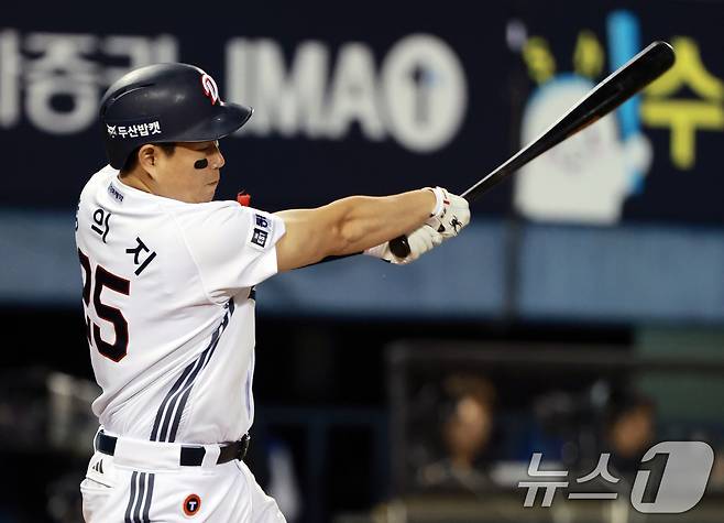 28일 서울 송파구 잠실야구장에서 열린 '2026 신한 SOL KBO리그' 삼성 라이온즈와 두산 베어스의 경기, 6회말 2사 상황에서 두산 양의지가 1루타를 치고 있다. 2026.4.28 ⓒ 뉴스1 이호윤 기자