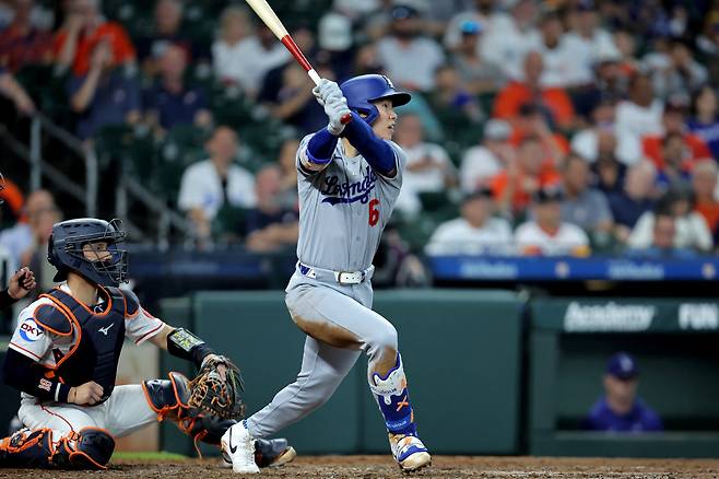 May 6, 2026; Houston, Texas, USA; Los Angeles Dodgers shortstop Hyeseong Kim (6) hits a triple to center field against the Houston Astros during the seventh inning at Daikin Park. Mandatory Credit: Erik Williams-Imagn Images







<저작권자(c) 연합뉴스, 무단 전재-재배포, AI 학습 및 활용 금지>