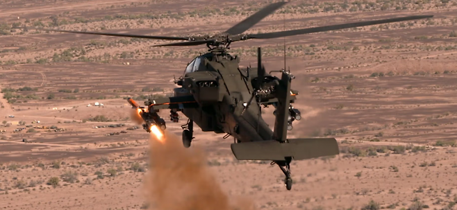 미 육군 AH-64E 아파치 공격헬기가 미국 유마 시험장에서 안두릴의 로켓 추진형 자율 무인체계 ‘알티우스(ALTIUS) 700’을 공중 발사하고 있다. 안두릴 인더스트리