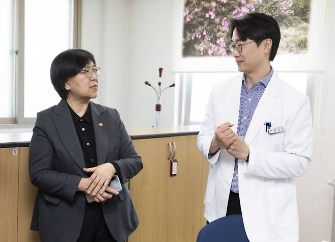 정은경 보건복지부 장관이 지난 4월 경북 영주시 안정면보건지소를 방문해 의료진과 대화하고 있다. 연합뉴스