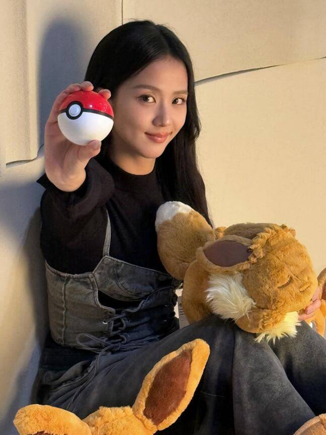 블랙핑크 멤버 지수가 자신이 가장 좋아하는 포켓몬 '이브이'를 안은 채 몬스터볼을 들어보이고 있다. /인스타그램