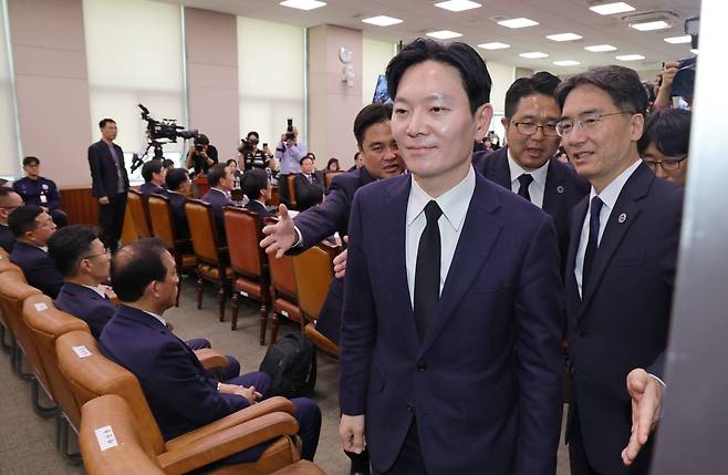 쌍방울 대북 송금 사건을 수사했던 박상용 검사가 지난달 14일 서울 여의도 국회 '윤석열정권정치검찰조작기소의혹사건진상규명국정조사특별위원회'에서 열린 청문회에서 증인 선서를 거부하다 퇴장당하고 있다. /남강호 기자