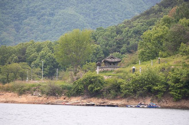 '연주리 도선장'이 공식 종점이나 대청호 수위에 따라 오지 마을인 오대리를 종점 삼기도 한다. 배 타고 지나가며 보이는 대청호 수몰 지역에 속한 마을들. / 이경호 영상미디어 기자