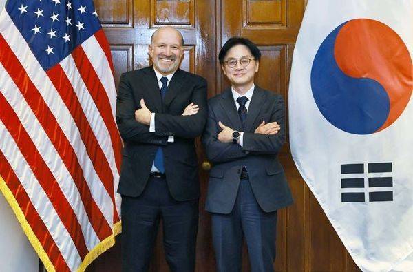 김정관 산업통상부 장관이 지난 1월29일(현지 시간) 미국 워싱턴 D.C. 상무부 회의실에서 하워드 러트닉 미 상무부 장관과 기념촬영을 하고 있다.ⓒ산업통상부 제공