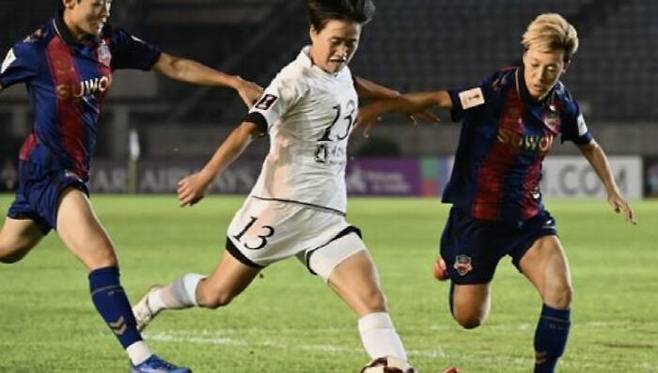 지난해 11월 미얀마 양곤에서 열린 아시아축구연맹(AFC) 여자 챔피언스리그 조별 리그 C조 2차전에서 북한 선수(가운데)가 수원FC 위민 선수 두 명의 견제를 뚫고 슛을 하고 있다. 북한 팀이 3대0으로 이겼다. AFC 홈페이지