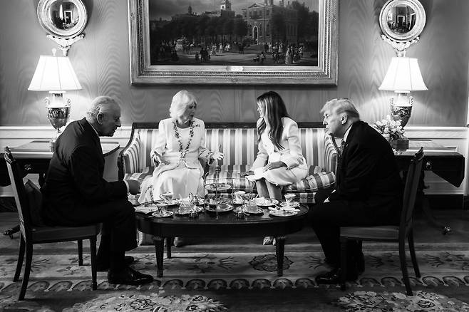 President Donald J. Trump and First Lady Melania Trump host King Charles III and Queen Camilla of the U.K. for tea in the Green Room | April 27, 2026./ 백악관 X