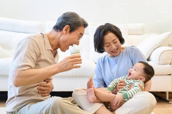 은퇴 후 가장 무서운 말이 "엄마, 애 좀 봐주세요"라고 한다. '경력단절'을 경험했던 X세대 50대 여성들은 자신이 손주를 봐주지 않으면 자식들의 삶이 얼마나 힘들어질 지, 너무나 잘 알고 있다. 그들이 황혼의 버킷리스트 대신 '육아'의 길로 접어드는 이유다. /게티이미지뱅크