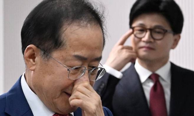 홍준표 전 대구시장이 2025년 4월29일 서울 여의도 국민의힘 당사에서 열린 제21대 대통령 후보자 국민의힘 3차 경선 진출자 발표 행사에서 탈락 발표가 난 후 퇴장하고 있다. 국회사진기자단
