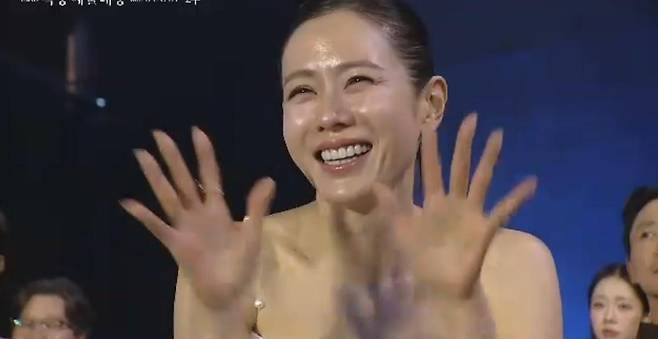 '백상예술대상' 배우 현빈의 최우수 연기상 수상에 아내 손예진이 기쁜 마음을 감추지 못했다. 치지직 영상 캡처