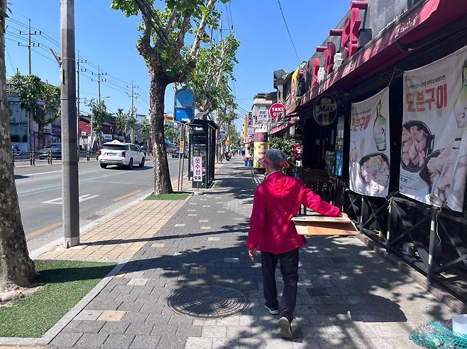 한 대구 시민이 6일 서구 비산동 거리에 짐을 들고 걸어가고 있다. 대구=정내리 인턴기자