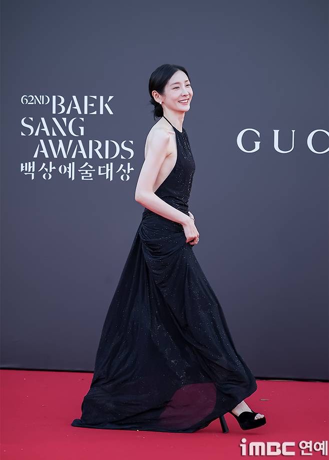 Park Ji-hyun revealed her beautiful figure in a single backless black dress.Actress Park Ji-hyun graced the red carpet of the 62nd Baeksang Arts Awards ceremony, held on the afternoon of the 8th at the outdoor plaza of COEX in Gangnam-gu, Seoul.In particular, Park Ji-hyun appeared wearing a black dress with a deeply exposed back, drawing all eyes to the event.i