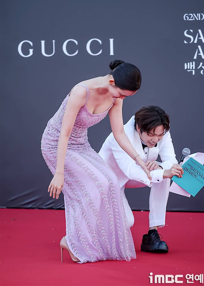 Actor Shin Hyun-bin was captured in a heart-stopping moment when he fell twice at an official event. This is news capturing the unexpected moments that occurred on the scene.