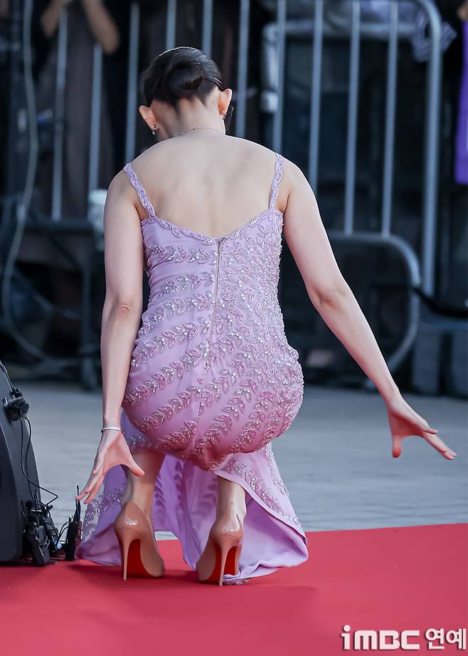Actor Shin Hyun-bin was captured in a heart-stopping moment when he fell twice at an official event. This is news capturing the unexpected moments that occurred on the scene.