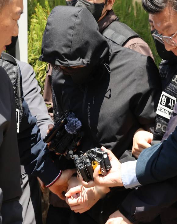7일 광주 동구 광주지방법원에서 '묻지마 살인' 피의자 장모 씨가 구속 전 피의자 심문(영장실질심사)을 마친 뒤 이동하고 있다. [사진=연합뉴스]