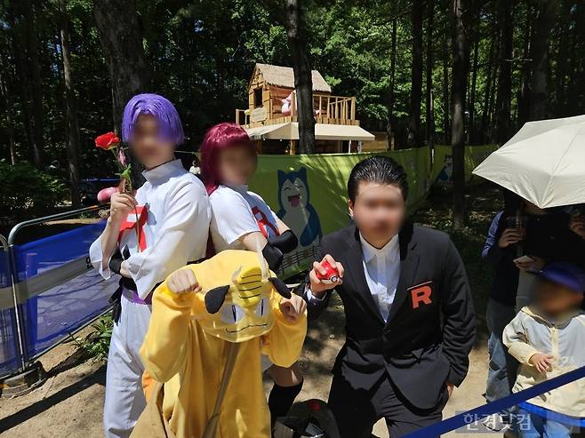 지난 5일 서울 성동구 서울숲 '포켓몬 시크릿 포레스트'에서 김모씨(22) 일행이 코스프레를 한 채 입장을 대기하고 있다. /사진=박수빈 기자