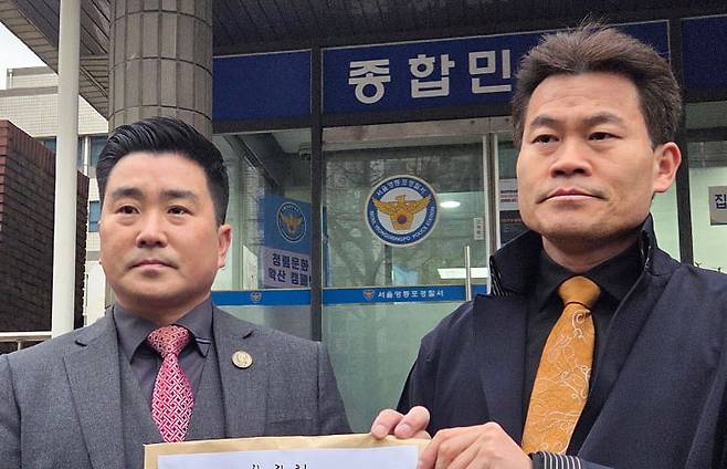 한국사 강사 출신 유튜버 전한길(오른쪽)씨와 김현태 전 특전사 707특수임무단장. /사진=연합뉴스