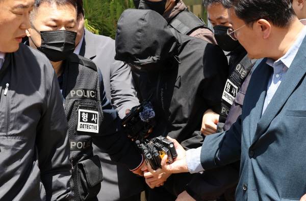 7일 오전 광주 동구 광주지방법원에서 ‘묻지마 살인’ 피의자 장모 씨가 구속 전 피의자 심문(영장실질심사)을 마친 뒤 이동하고 있다. 연합뉴스