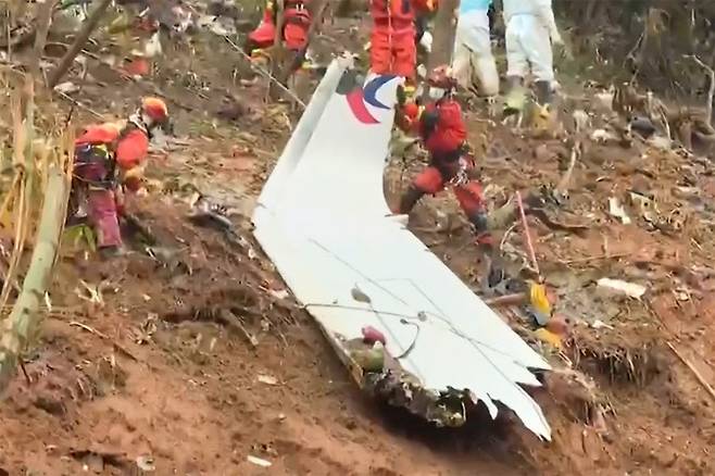 지난 2022년 탑승자 132명 전원이 사망한 중국 동방항공 여객기 추락 참사가 조종사간 물리적 다툼으로 발생했을 가능성이 제기됐다는 언론 보도가 나왔다. [사진출처 = AFP]