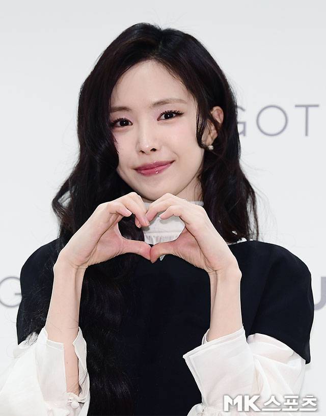 배우 손나은이 슬렌더의 정석다운 비주얼로 시선을 사로잡았다. / 사진 = 김영구 기자