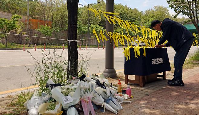 광주 광산구 인도에 흉기 피습으로 사망한 여고생을 추모하려는 시민들의 발걸음이 이어지고 있다. /사진=뉴스1