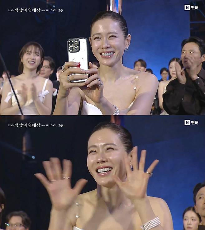 배우 현빈이 제62회 백상예술대상 방송부문 남자 최우수 연기상을 받자 그의 아내인 배우 손예진이 이 모습을 촬영하며 행복한 미소를 지어보였다. /사진=제62회 백상예술대상 방송 화면
