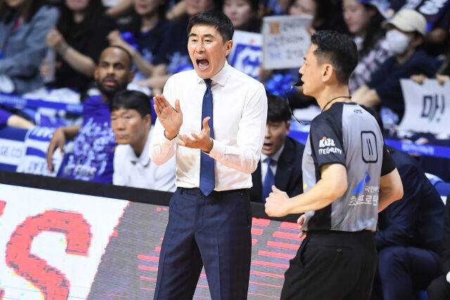 이상민 감독이 5월 9일 챔프전 3차전 작전을 지시하고 있다./KBL 제공