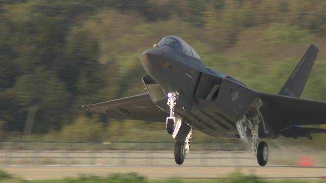 KF-21 보라매 양산 1호기가 지난달 15일 경남 사천 제3훈련비행단에서 시험 비행을 하고 있다. [방위사업청 제공]