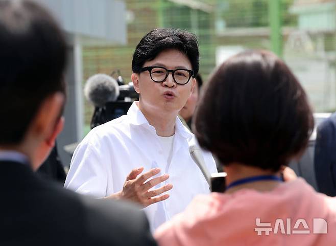 [부산=뉴시스] 하경민 기자 = 한동훈 전 국민의힘 대표가 지난 4일 부산 북구선거관리위원회에서 부산 북갑 국회의원 보궐선거 예비후보 등록을 한 뒤 소감을 밝히고 있다. 2026.05.04. yulnetphoto@newsis.com