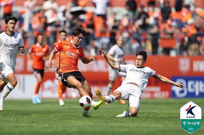 [서울=뉴시스] 프로축구 K리그2 화성FC의 박재성과 수원FC의 한찬희. (사진=한국프로축구연맹 제공) 2026.05.09. photo@newsis.com *재판매 및 DB 금지