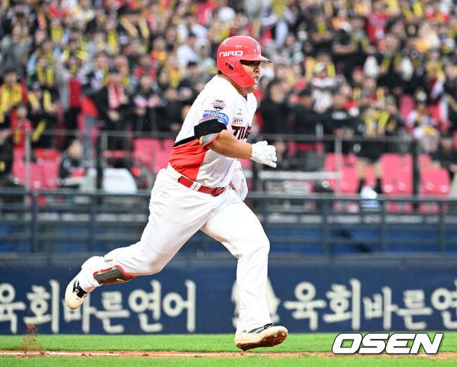 [OSEN=광주, 이대선 기자] 4일 광주-기아 챔피언스필드에서 2026 신한 SOL KBO리그 KIA 타이거즈와 NC 다이노스의 경기가 열렸다.이날 KIA는 이의리, NC는 커티스 테일러를 선발로 내세웠다.2회말 2사에서 KIA 박상준이 내야안타를 치고 그라운드를 달리고 있다. 2026.04.04 /sunday@osen.co.kr