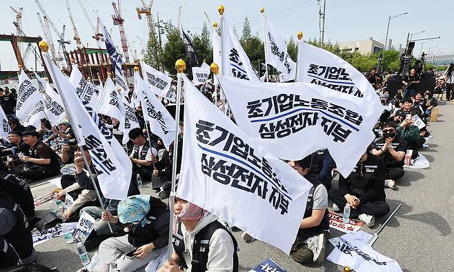 지난 4월 23일 경기도 평택시 삼성전자 평택캠퍼스 앞에서 열린 삼성전자 노동조합 공동투쟁본부의 '투명하게 바꾸고, 상한폐지 실현하자-4/23 투쟁 결의대회'에서 조합원들이 구호를 외치고 있다. 연합뉴스