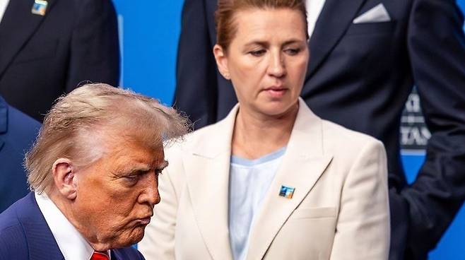 2025년 6월 네덜란드에서 열린 북대서양조약기구(NATO·나토) 정상회의에서 조우한 도널드 트럼프 미국 대통령(왼쪽)과 메테 프레데릭센 덴마크 총리. 서로 눈을 피하며 어색한 표정을 짓는 등 불편한 기색이 역력하다. AP연합뉴스