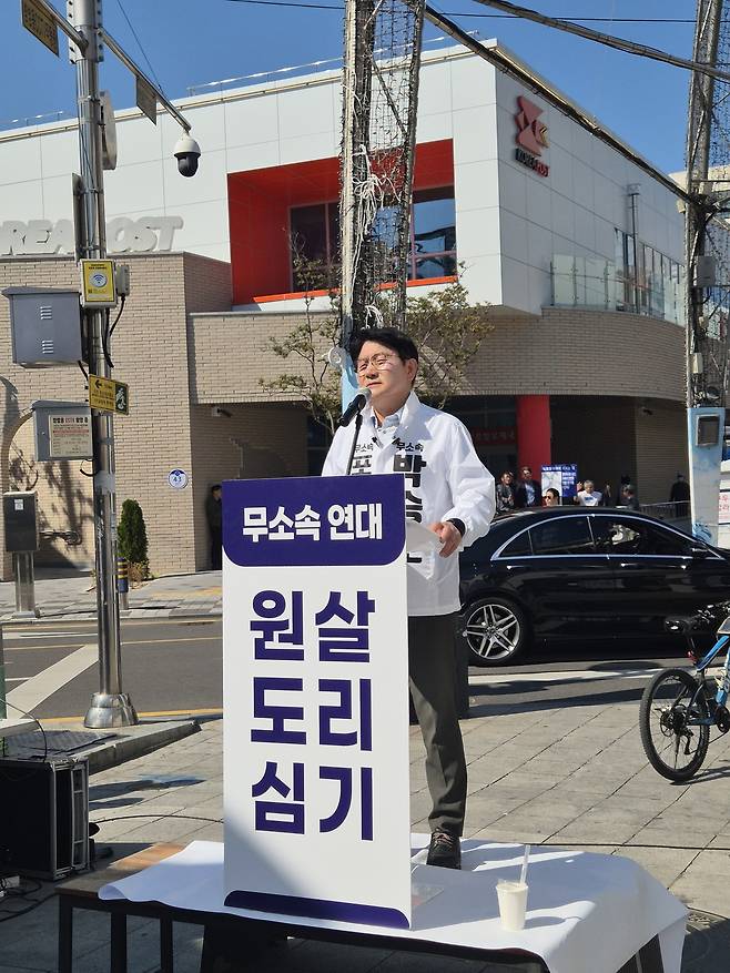 박승호 무소속 포항시장 후보는 9일 포항의 상징적 원도심인 중앙상가에서 ‘원도심 부활 핵심 공약’을 발표하고 있다.