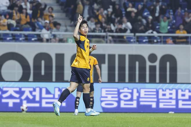 광주FC의 안혁주가 2일 광주월드컵경기장에서 열린 대전하나시티즌과의 경기에서 경기를 펼치고 있다. 사진 제공=광주FC