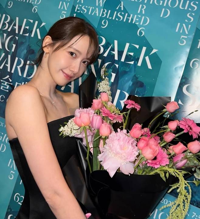 On the 9th, Im Yoon-ah posted a photo and a message on Instagram saying, “Thank you for the Popularity Award.”Im Yoon-ah showed off her elegant figure wearing an off-the-shoulder black dress. Holding a trophy and a bouquet, she also captivated attention with her lovely visuals.Im Yoon-ah received the Popularity Award for the tvN drama ‘The Tyrant’s Chef’ at the Baeksang Arts Awards held the previous day.