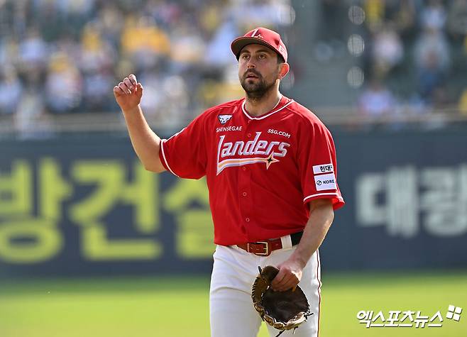 12일 오후 서울 송파구 잠실야구장에서 열린 '2026 신한 SOL Bank KBO리그' SSG 랜더스와 LG 트윈스의 경기, 5회말 1사 1,3루 SSG 베니지아노가 마운드를 내려가고 있다. 엑스포츠뉴스 DB