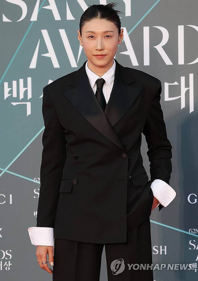 백상 예능상 후보 오른 김연경 (서울=연합뉴스) 이재희 기자 = 제62회 백상예술대상 방송 예능상 후보에 오른 전 배구선수 김연경이 8일 서울 강남구 코엑스에서 열리는 시상식 레드카펫 행사에서 포즈를 취하고 있다. 2026.5.8 scape@yna.co.kr