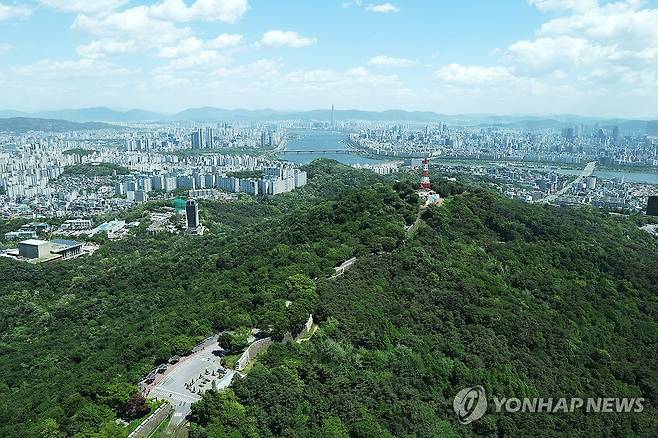 맑고 깨끗한 서울 (서울=연합뉴스) 김주형 기자 = 8일 화창한 날씨 속에 서울 남산타워 전망대에서 바라본 서울 풍경이 깨끗하다. 2026.5.8 kjhpress@yna.co.kr