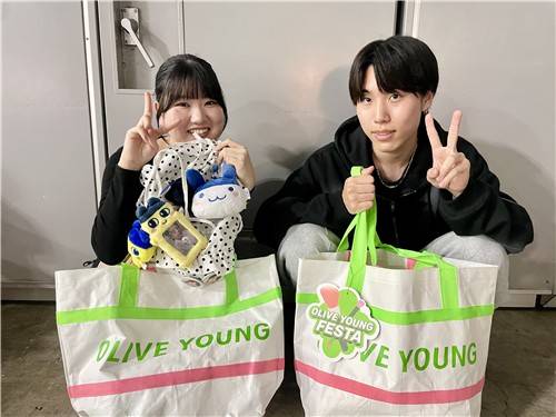 케이콘 재팬 찾은 일본인들 (도쿄=연합뉴스) 김지수 통신원 = 8일 일본 지바현 마쿠하리 멧세에서 열린 케이콘 재팬을 찾은 고하루(좌)·고타로씨가 굿즈를 들어 보이고 있다.